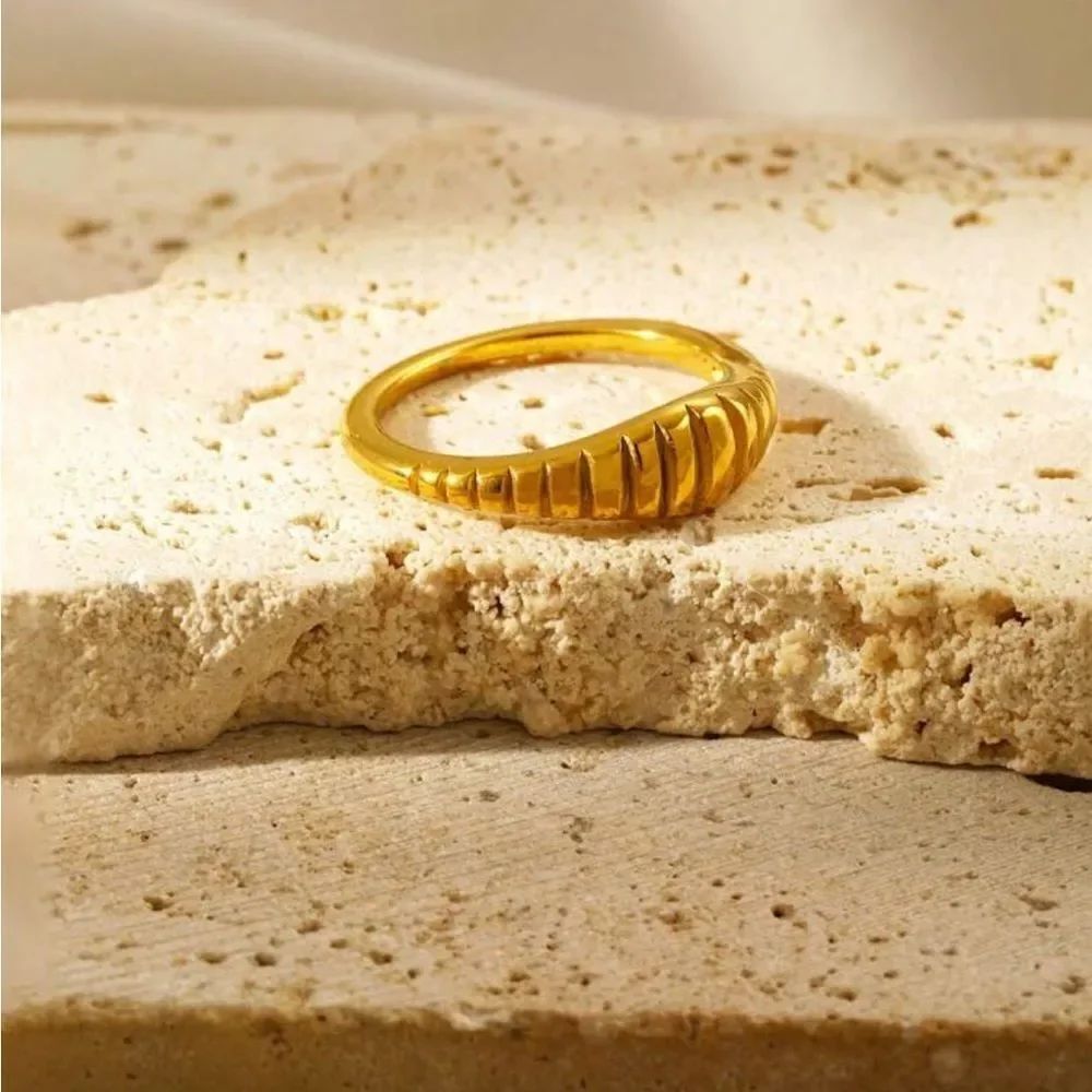 Chic Gold Ring A1508 - Picture 2 of 5